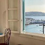Anemones Sea View דירה