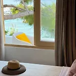 Anemones Sea View דירה