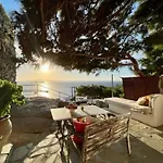 Anemones Sea View דירה